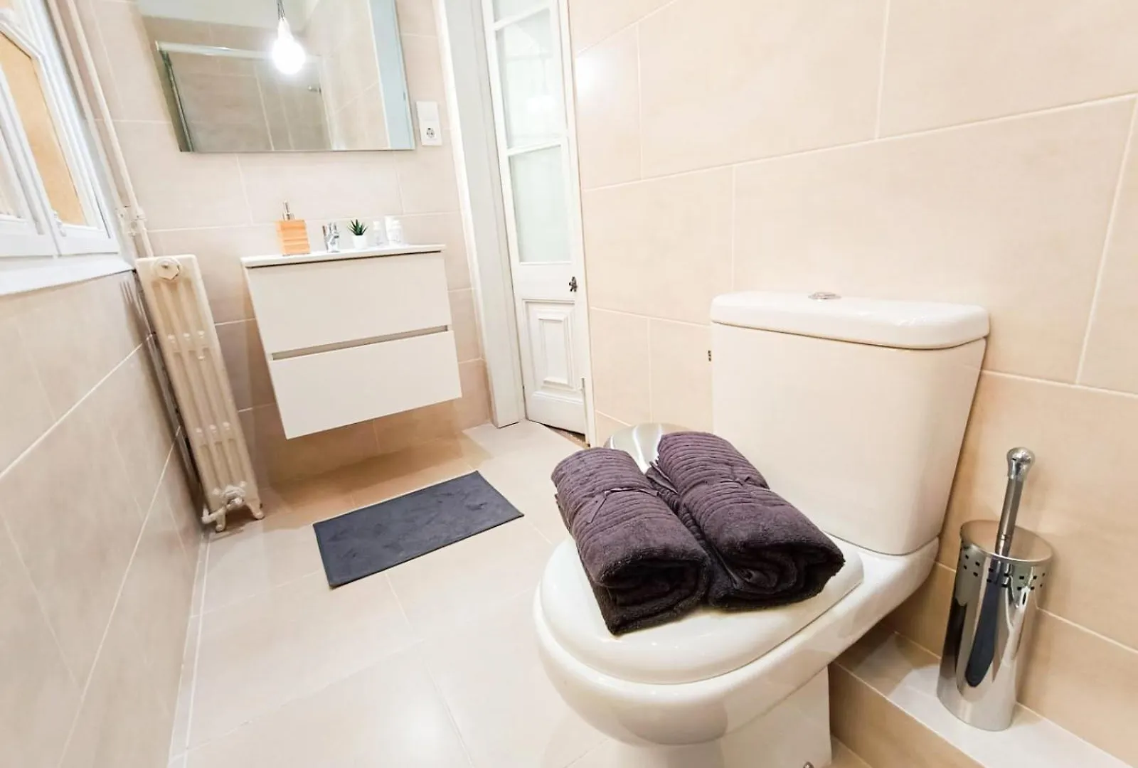 Private Rooms By Plaza Catalunya Barcelona